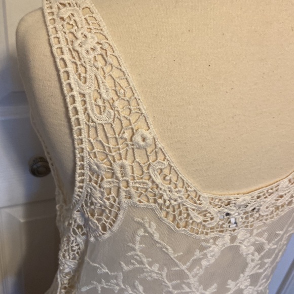 Lace and crochet tank. Size medium - Picture 6 of 10